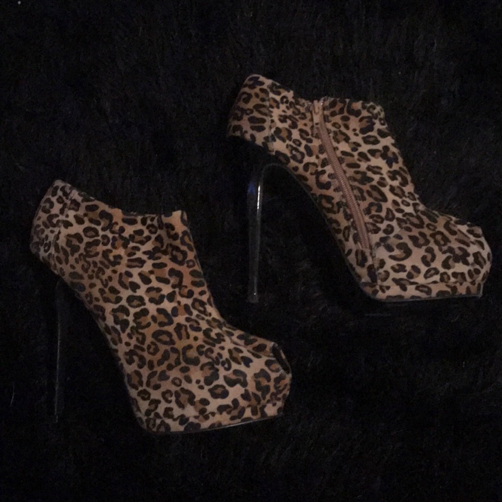 Very cute cheetah heels